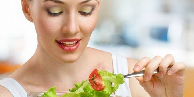 makan salad sayuran untuk penurunan berat badan