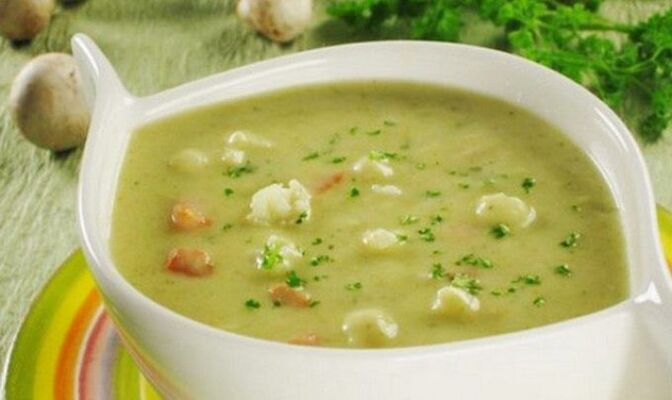 Sup sayur-sayuran dalam menu diet untuk pankreatitis pankreas