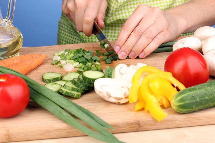 Menyediakan salad sayuran untuk peringkat Cruise diet Dukan